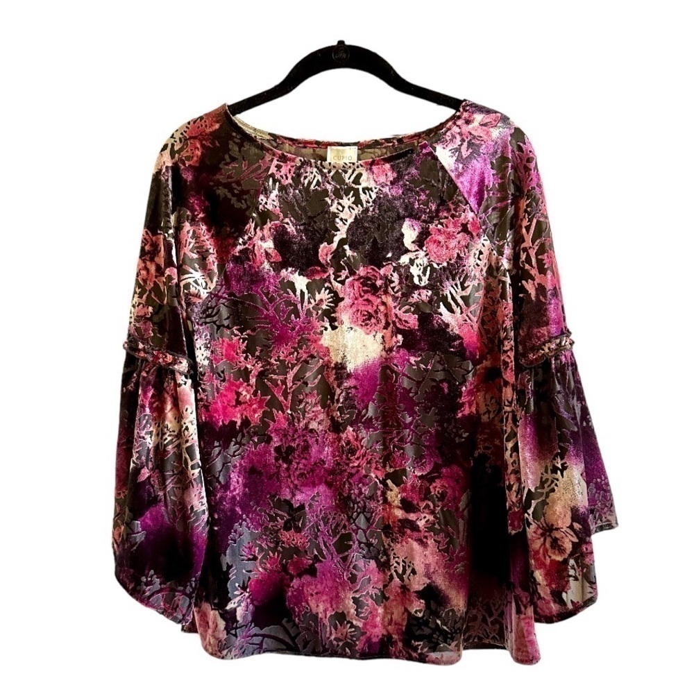 CUPIO, PURPLE, STRETCHY FLORAL VELVET, TOP. ROUND NECKLINE. SIZE S/P